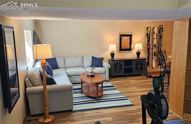 4961 Cliff Point Circle