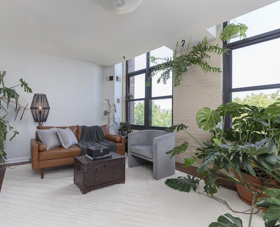 150 Orleans St # 306