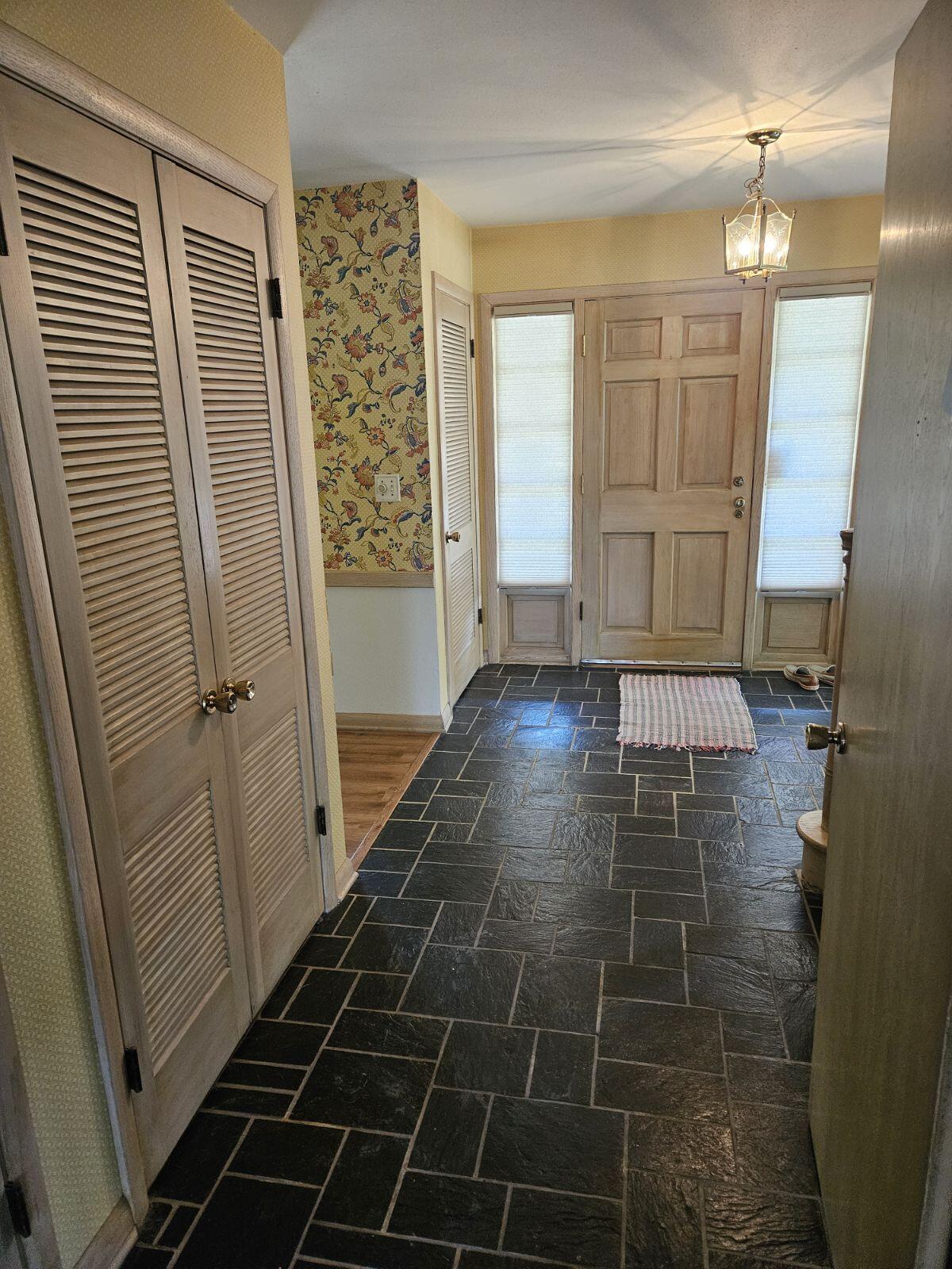 210 W Fox Dale Ct, Glendale