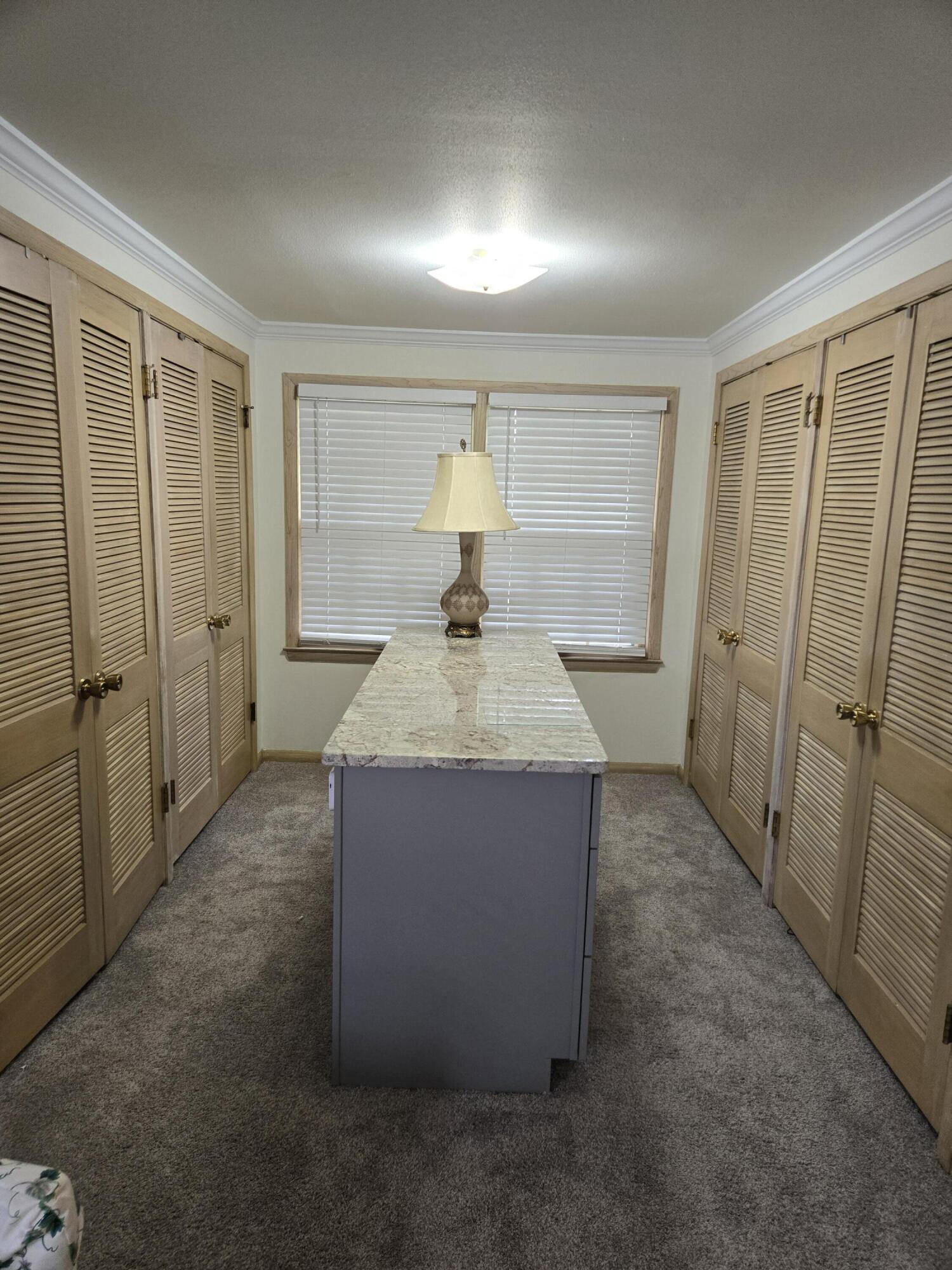 210 W Fox Dale Ct, Glendale