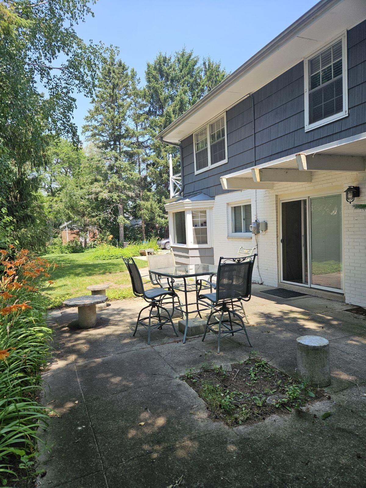 210 W Fox Dale Ct, Glendale
