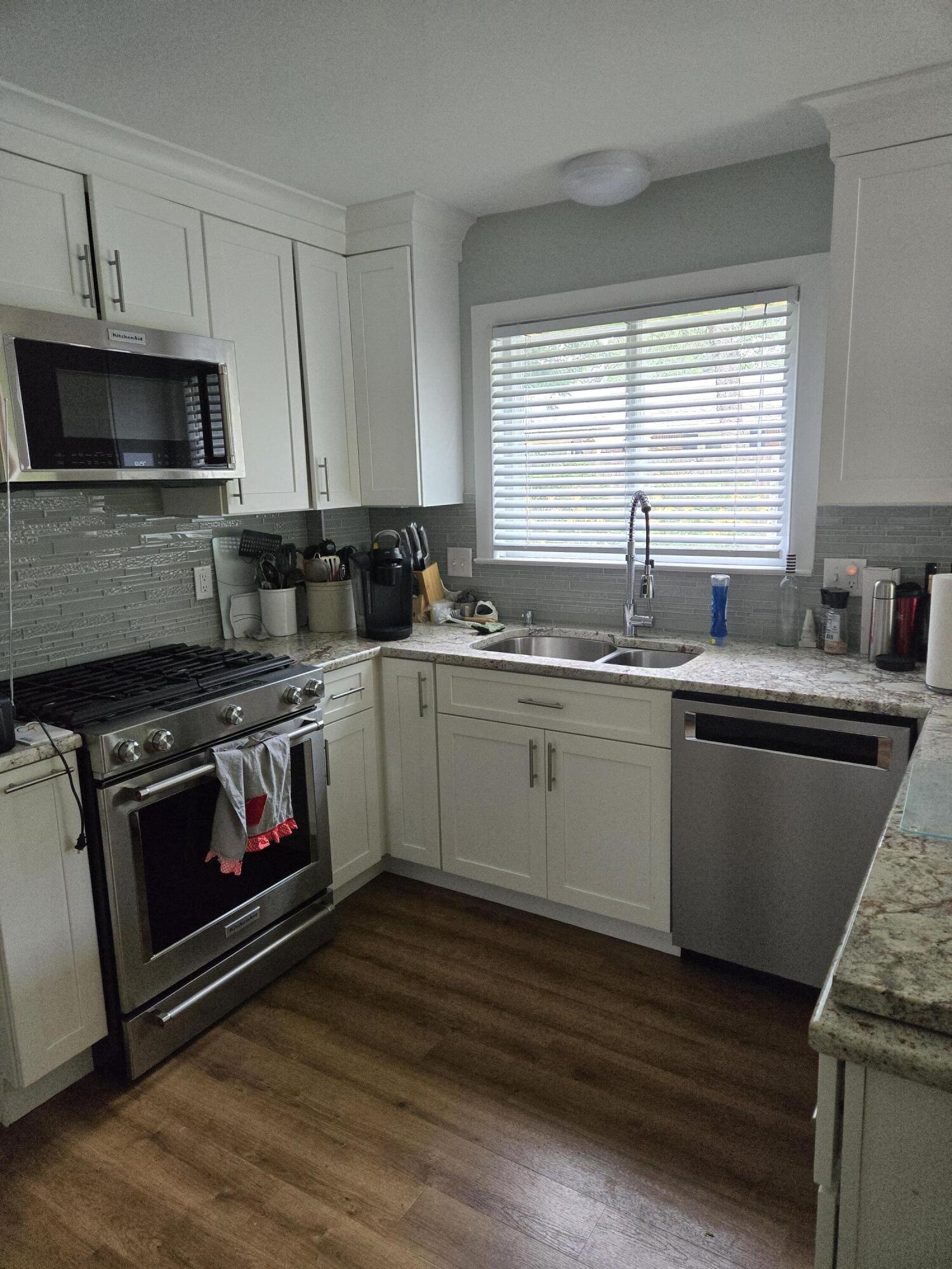 210 W Fox Dale Ct, Glendale