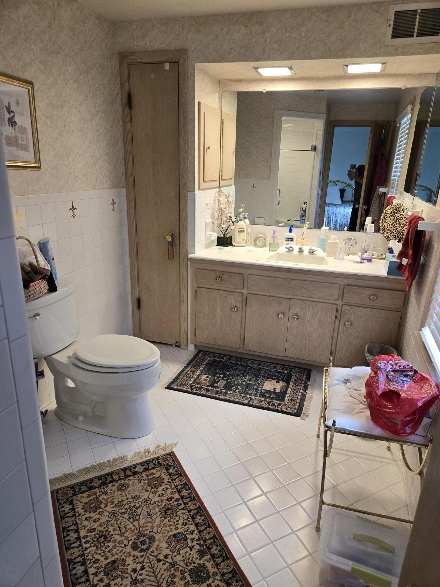 210 W Fox Dale Ct, Glendale