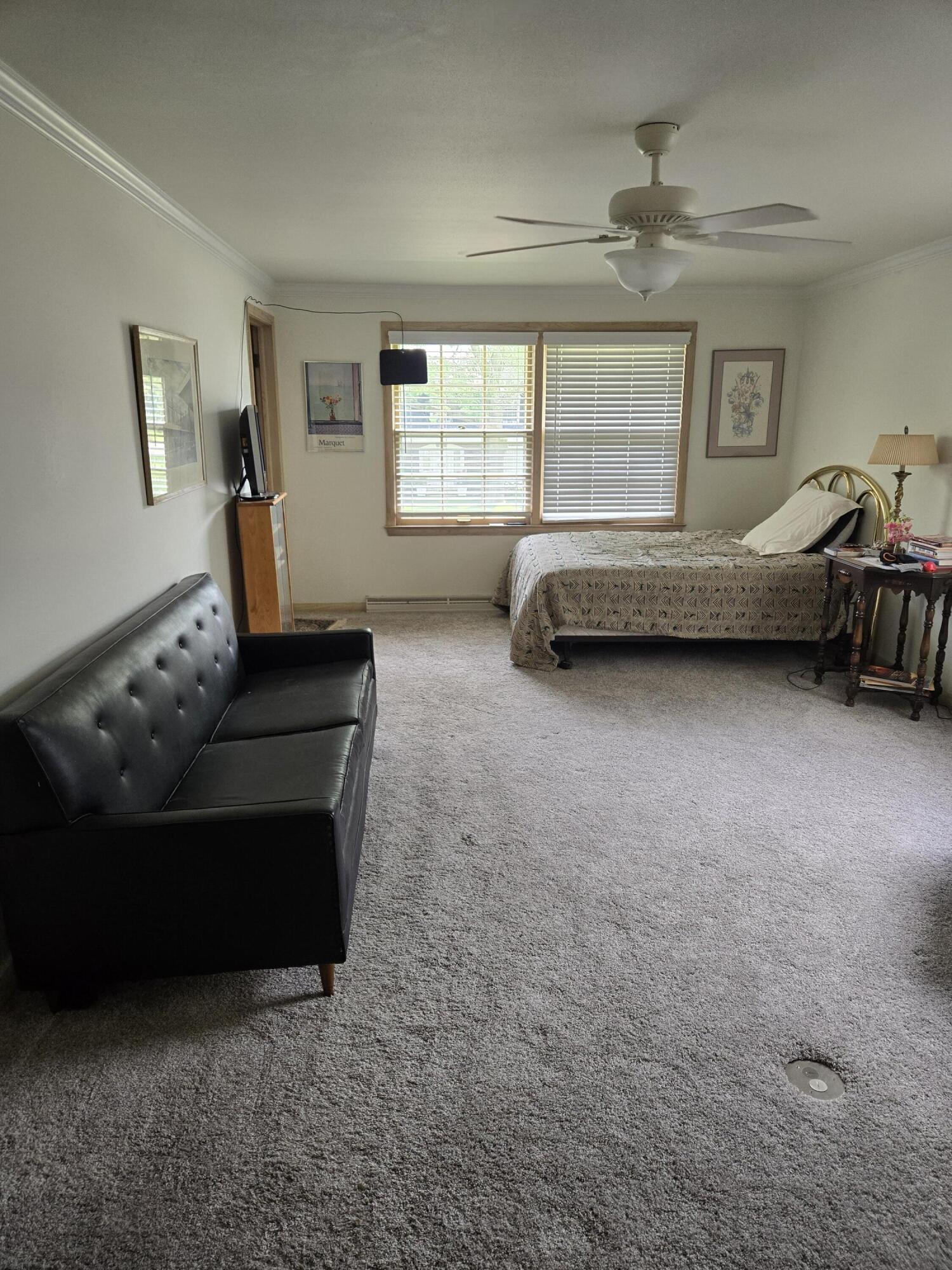 210 W Fox Dale Ct, Glendale