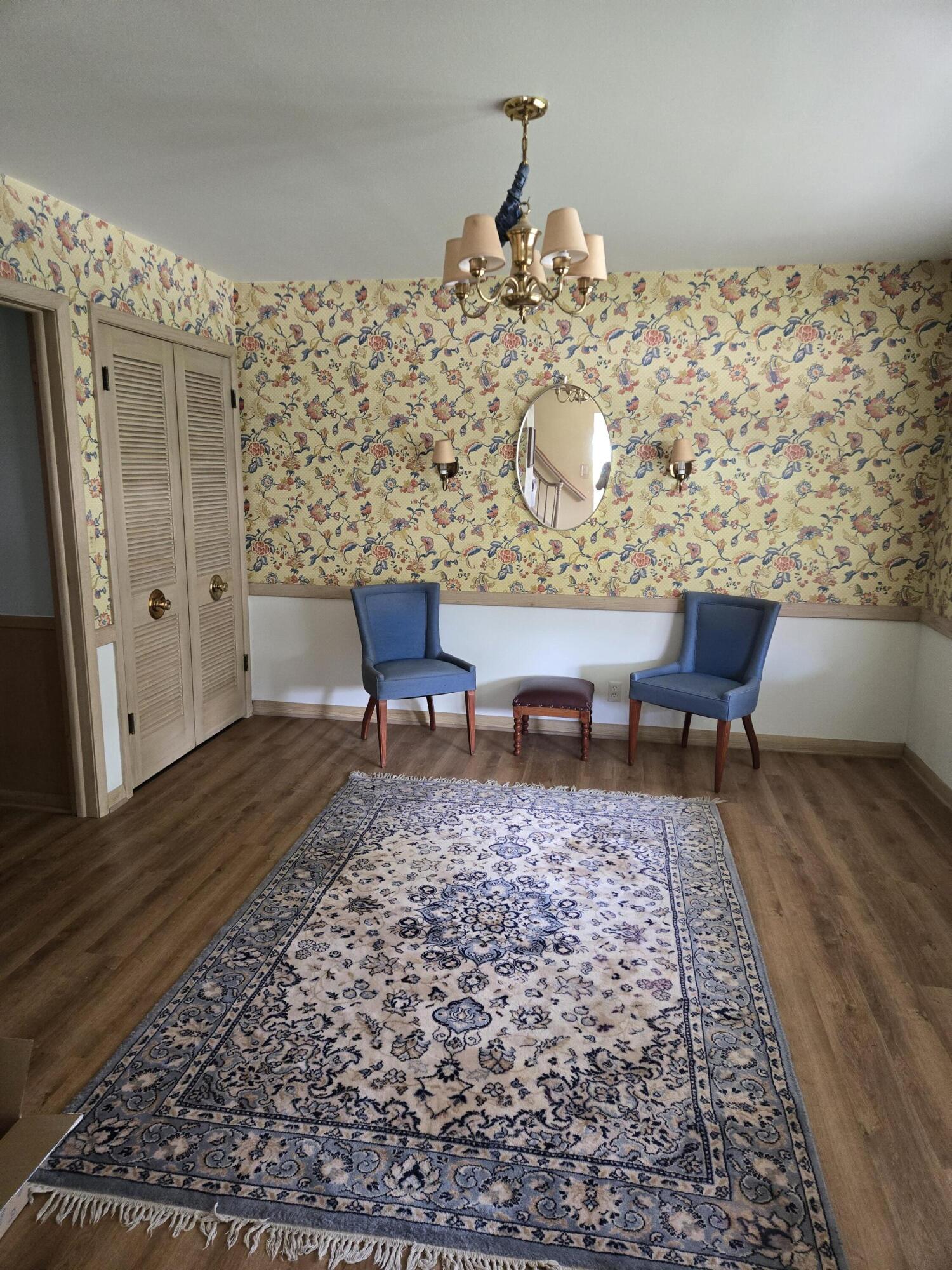 210 W Fox Dale Ct, Glendale