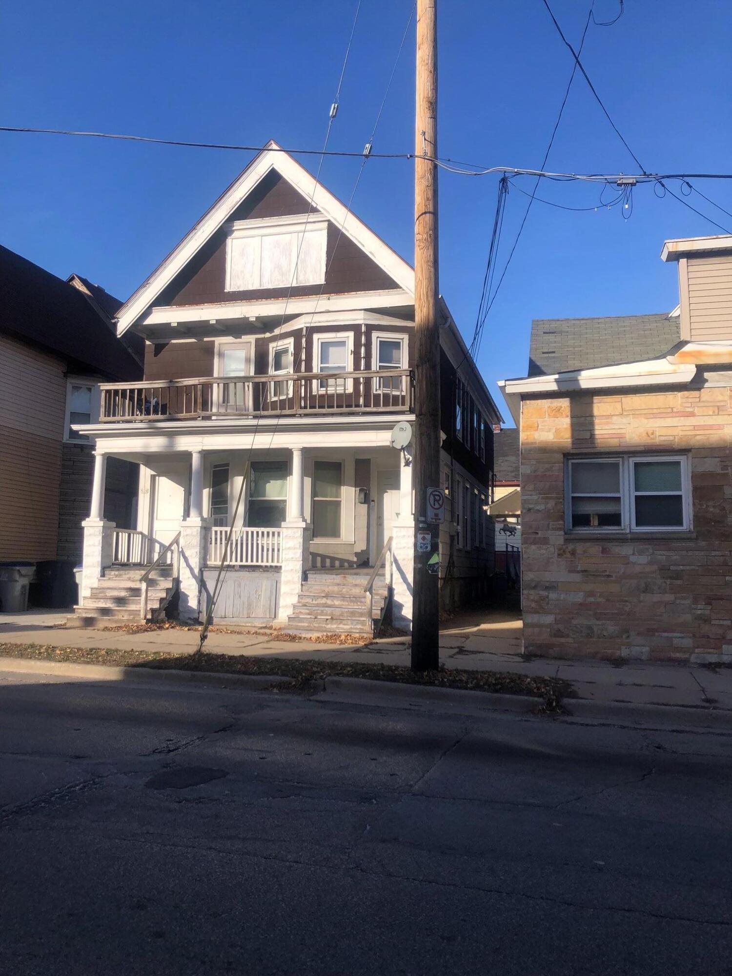 926 E Locust St, Milwaukee