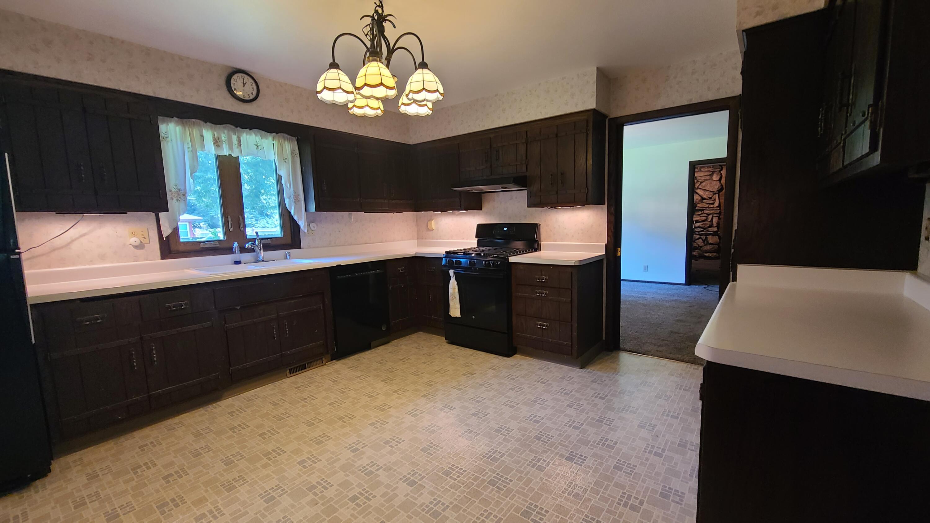 3331 Green Meadows Ln, Elmwood Park