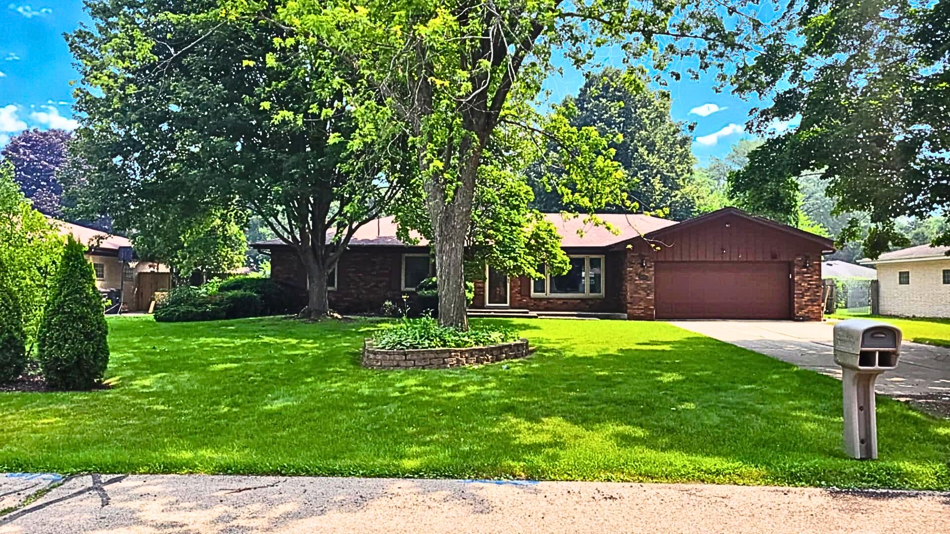 3331 Green Meadows Ln, Elmwood Park