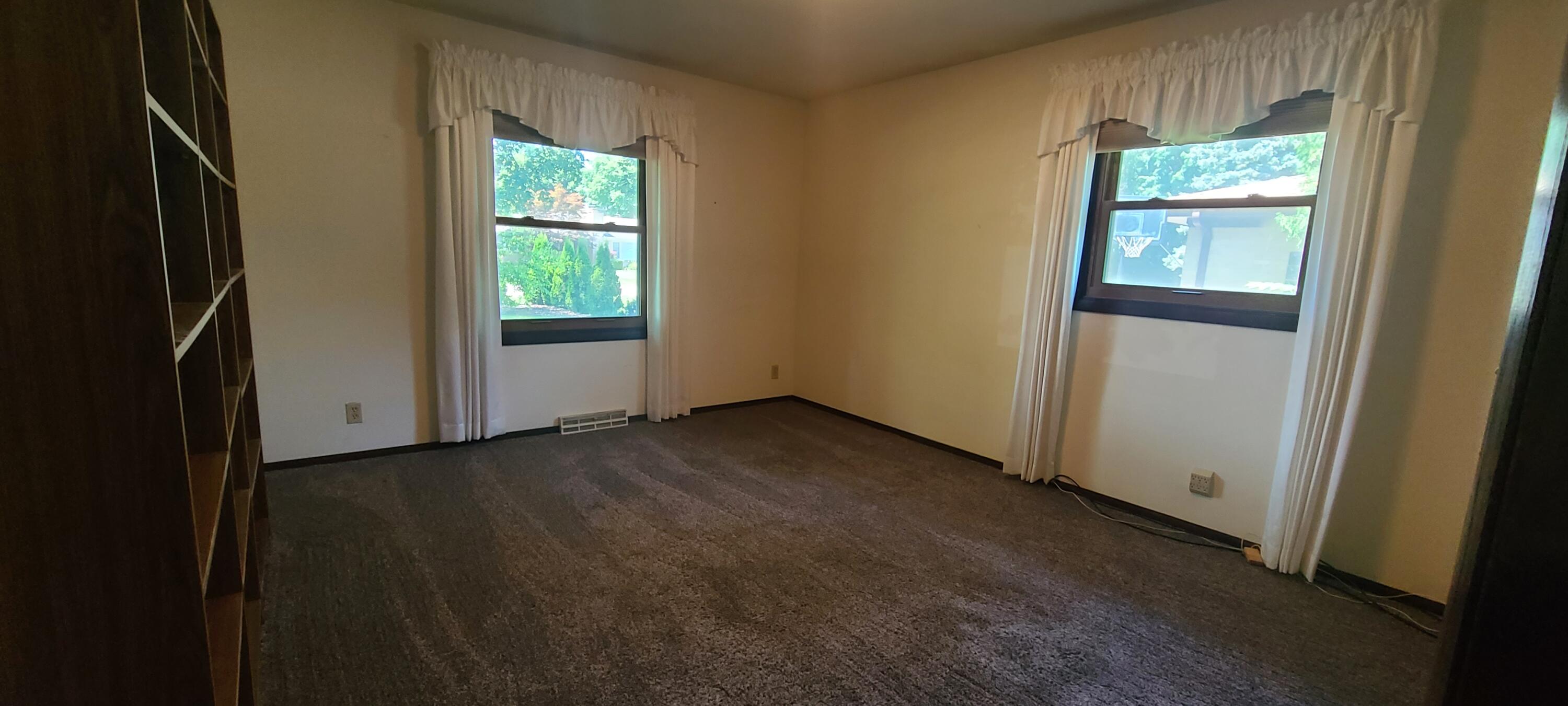 3331 Green Meadows Ln, Elmwood Park
