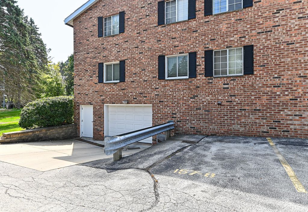 157 Linden Ln, 8, Thiensville