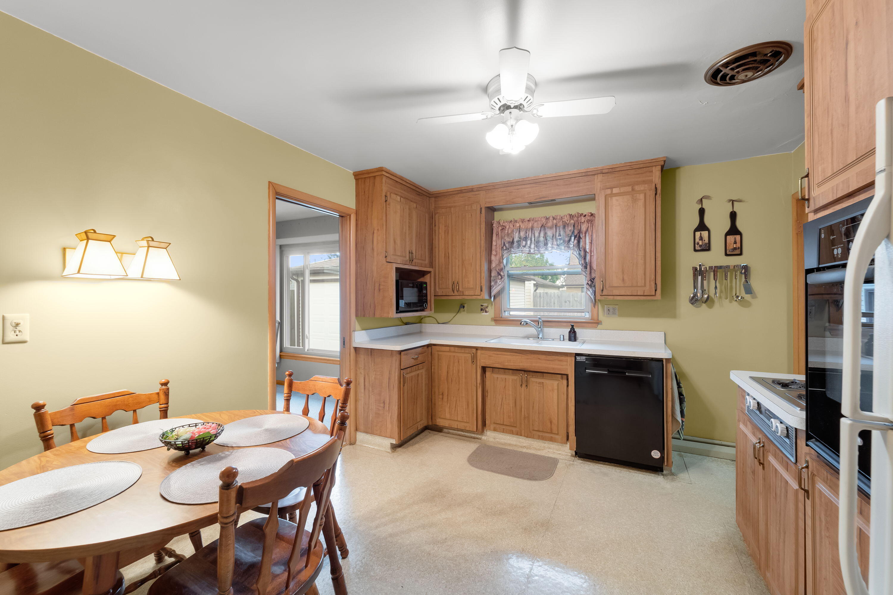 917 Coronada Dr, Racine