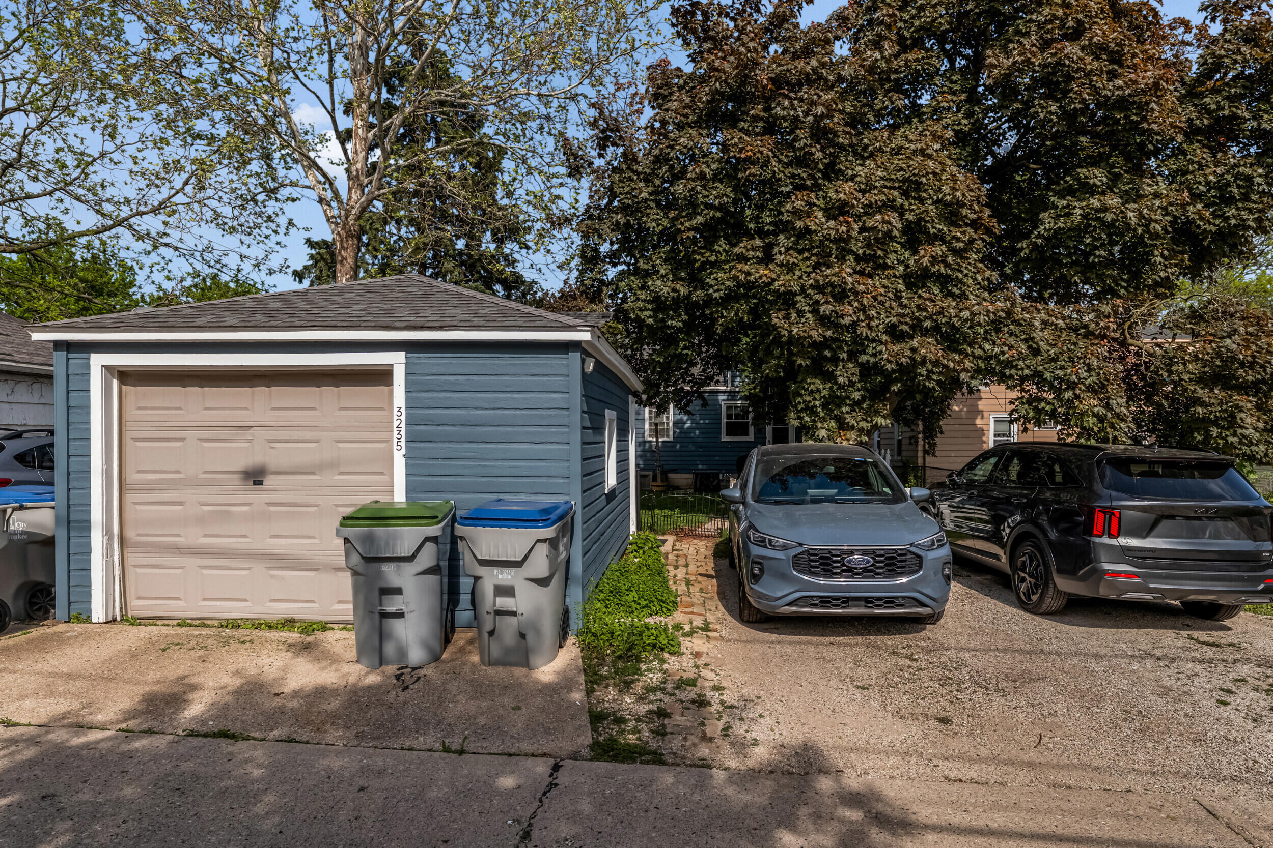 3235 N 77th St