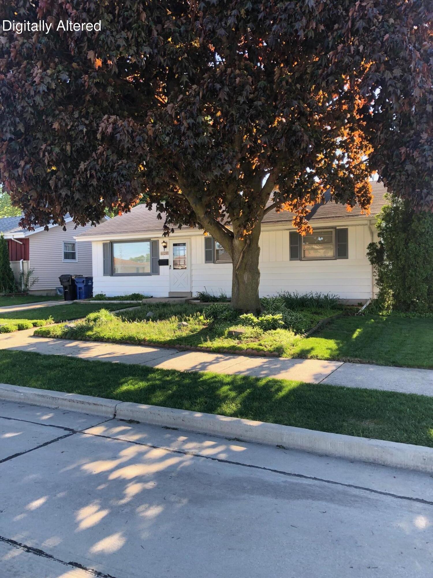 1628 Echo Ln, Racine