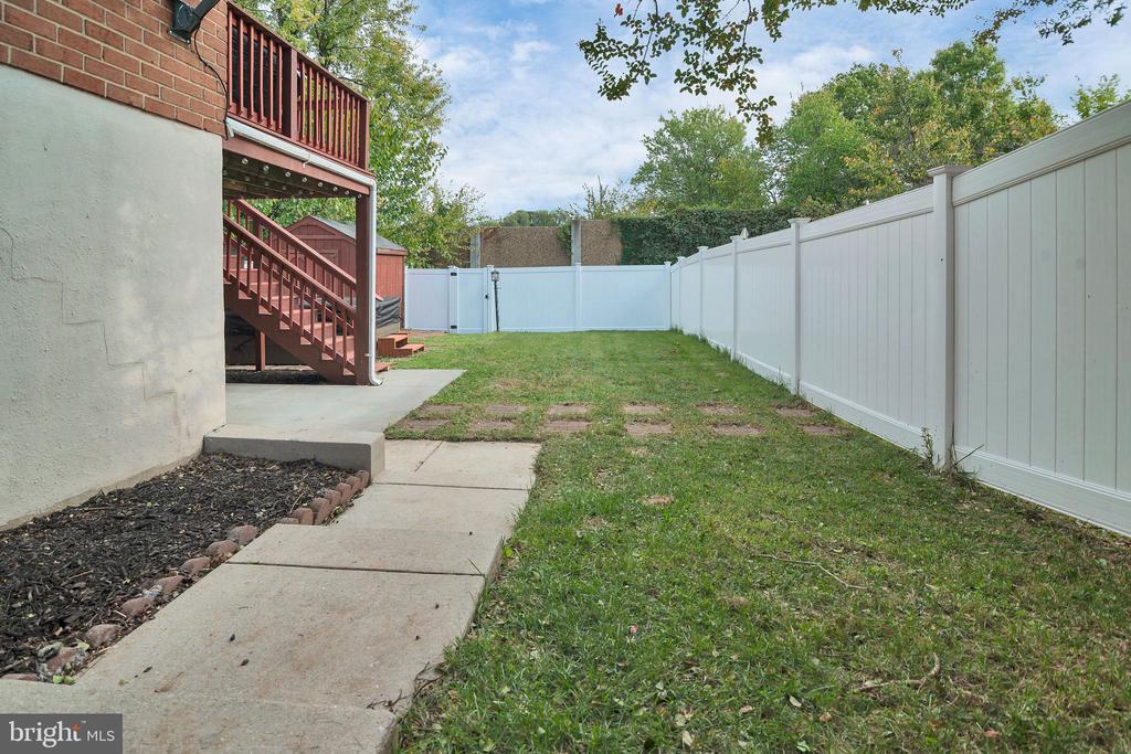 933 Grovehill Rd