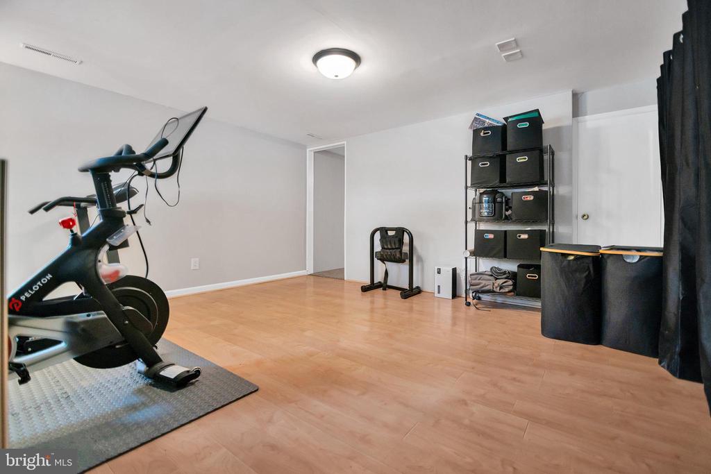933 Grovehill Rd