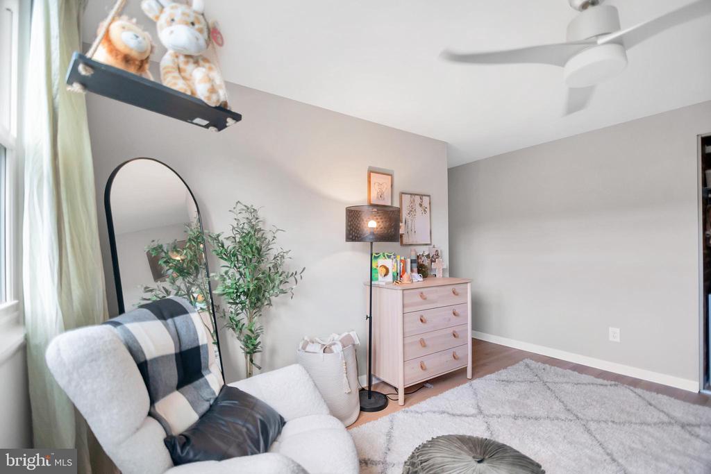 933 Grovehill Rd