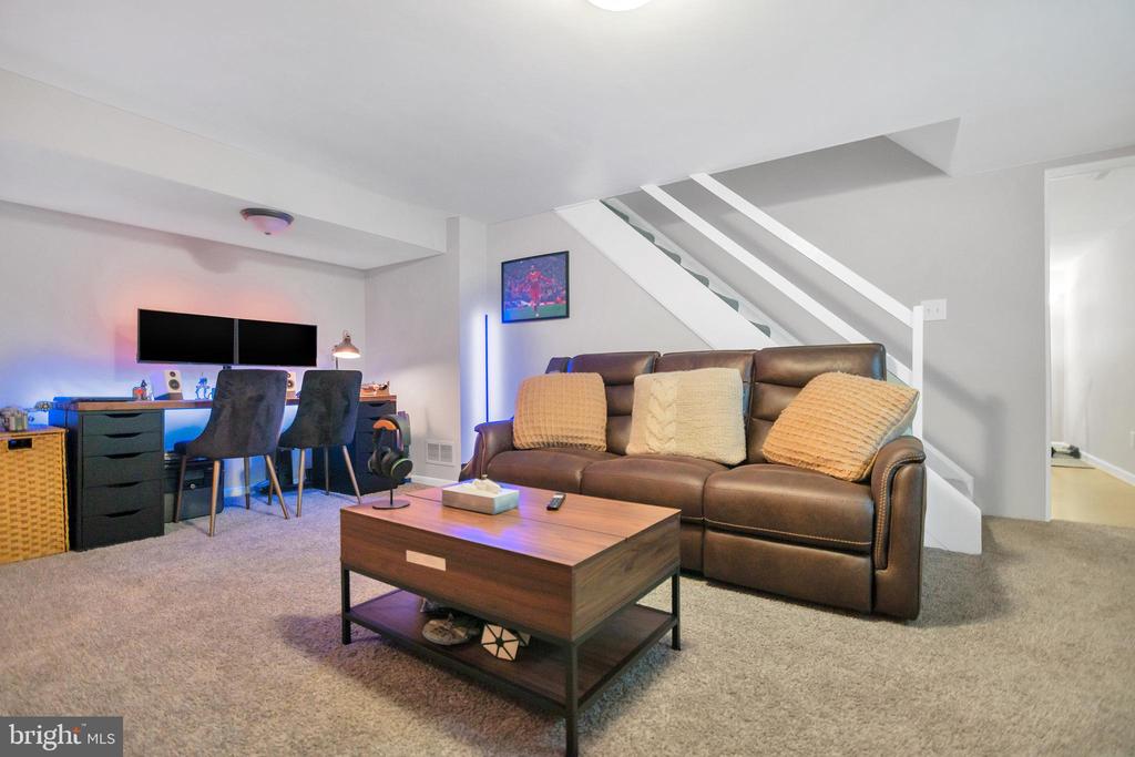 933 Grovehill Rd