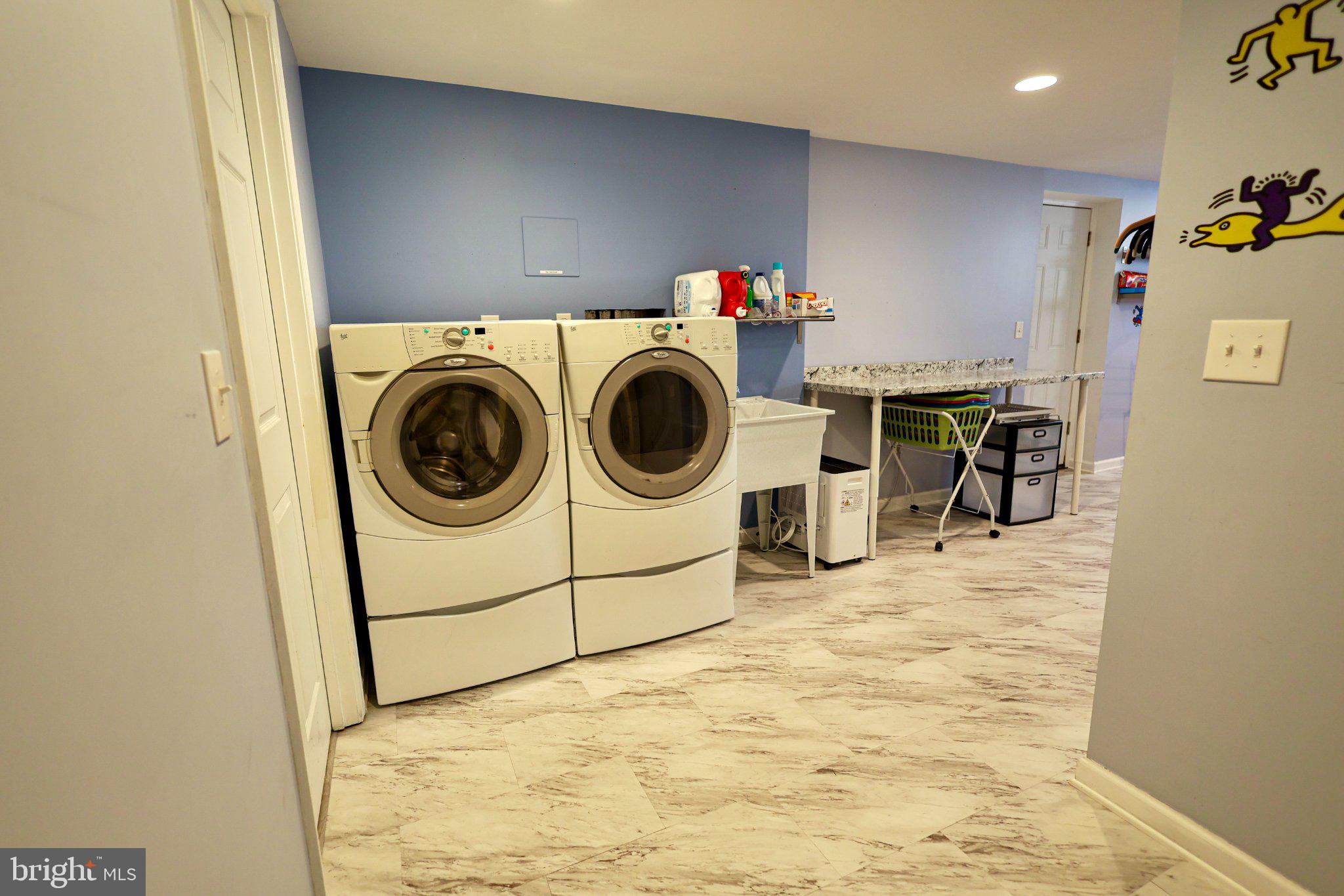 4041 FRAGILE SAIL WAY