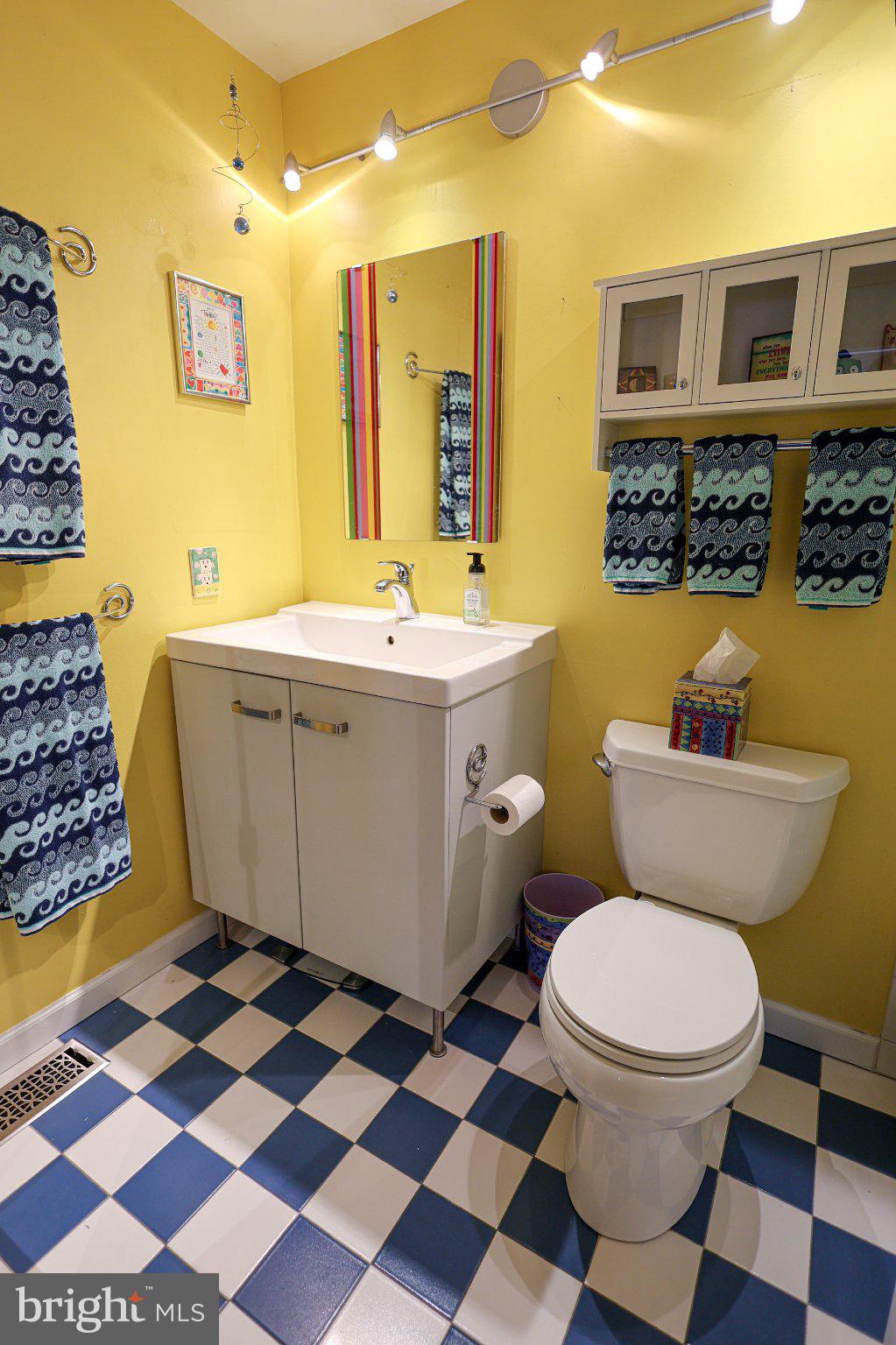 4041 FRAGILE SAIL WAY