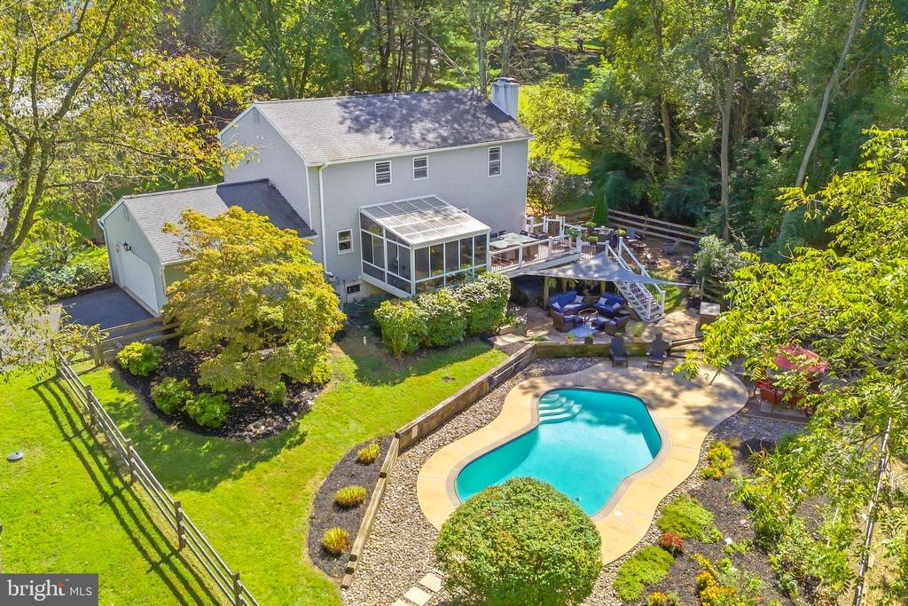 1520 HILLCREST LANE