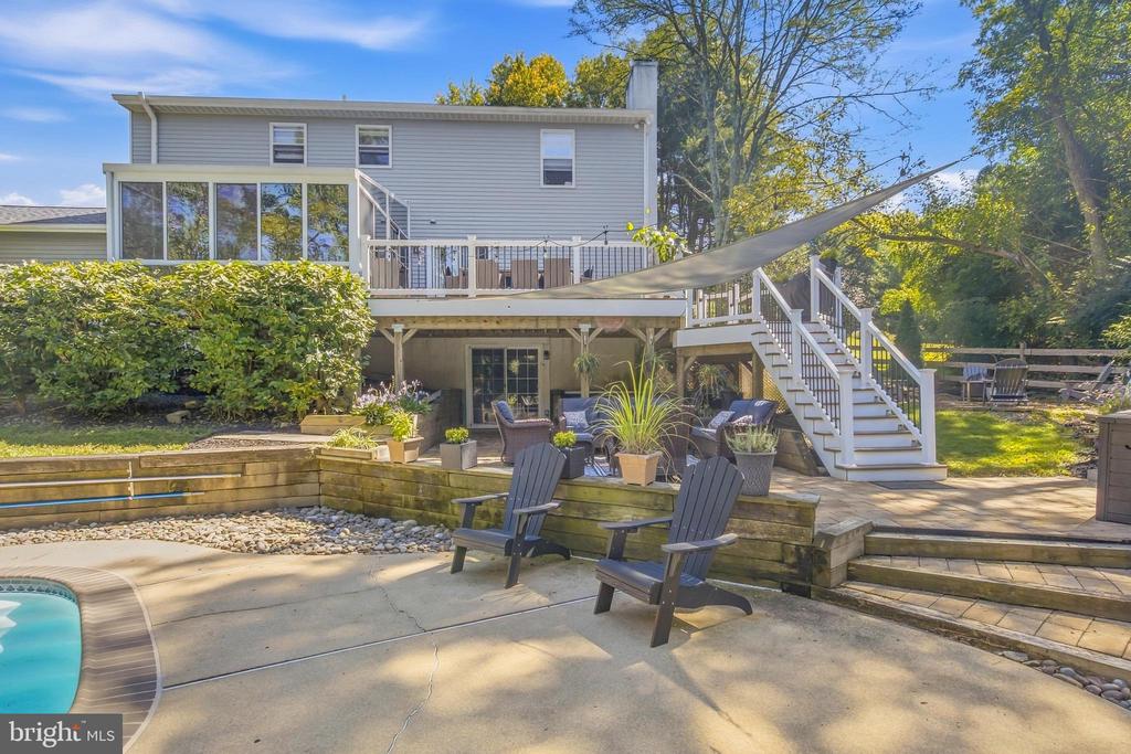 1520 HILLCREST LANE