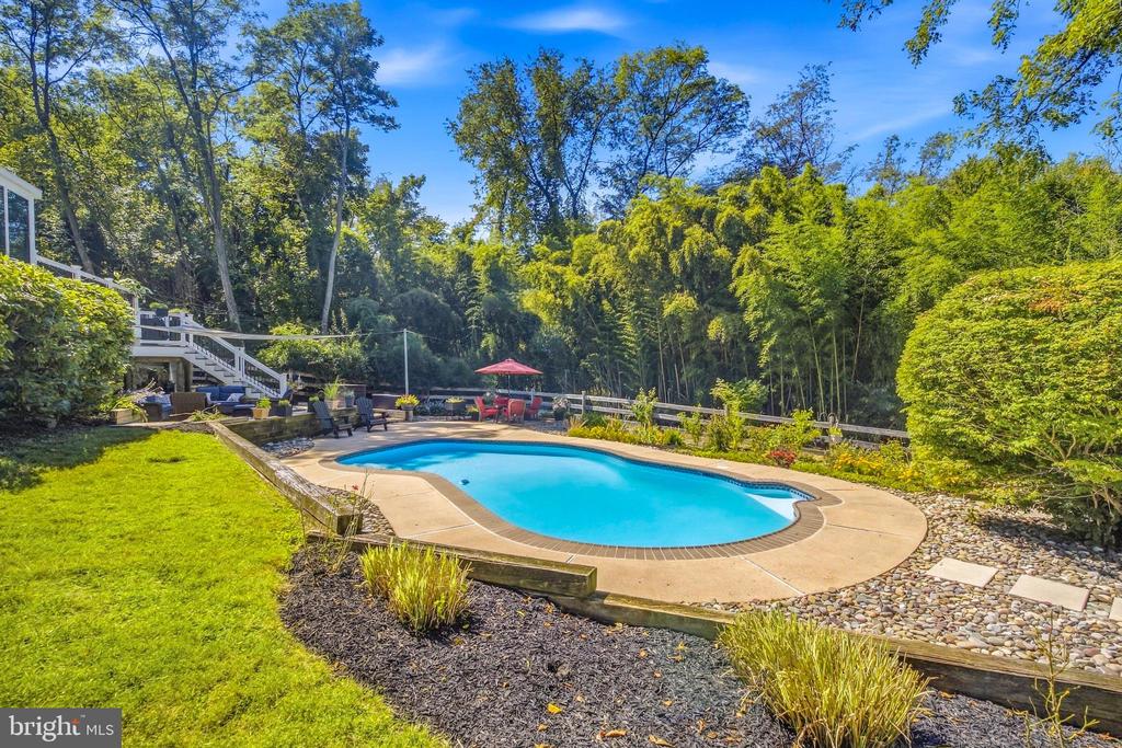 1520 HILLCREST LANE