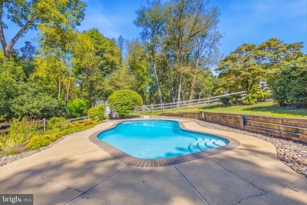1520 HILLCREST LANE