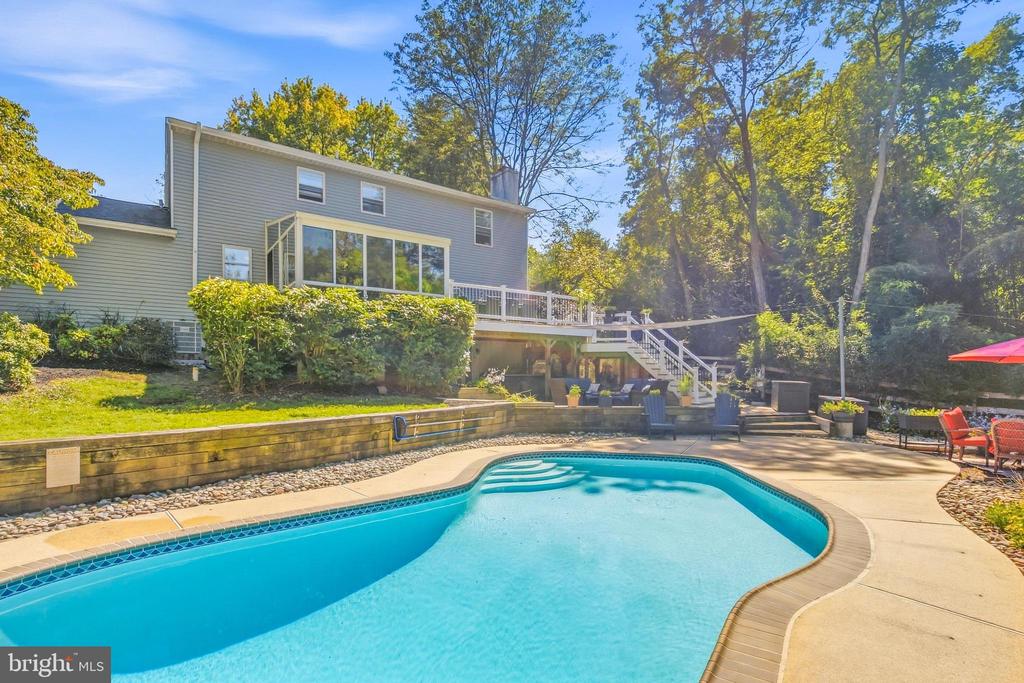 1520 HILLCREST LANE