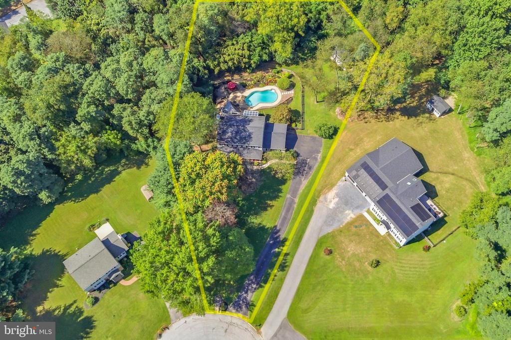 1520 HILLCREST LANE