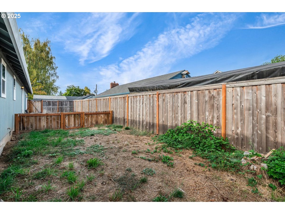 307 FLOWER LN