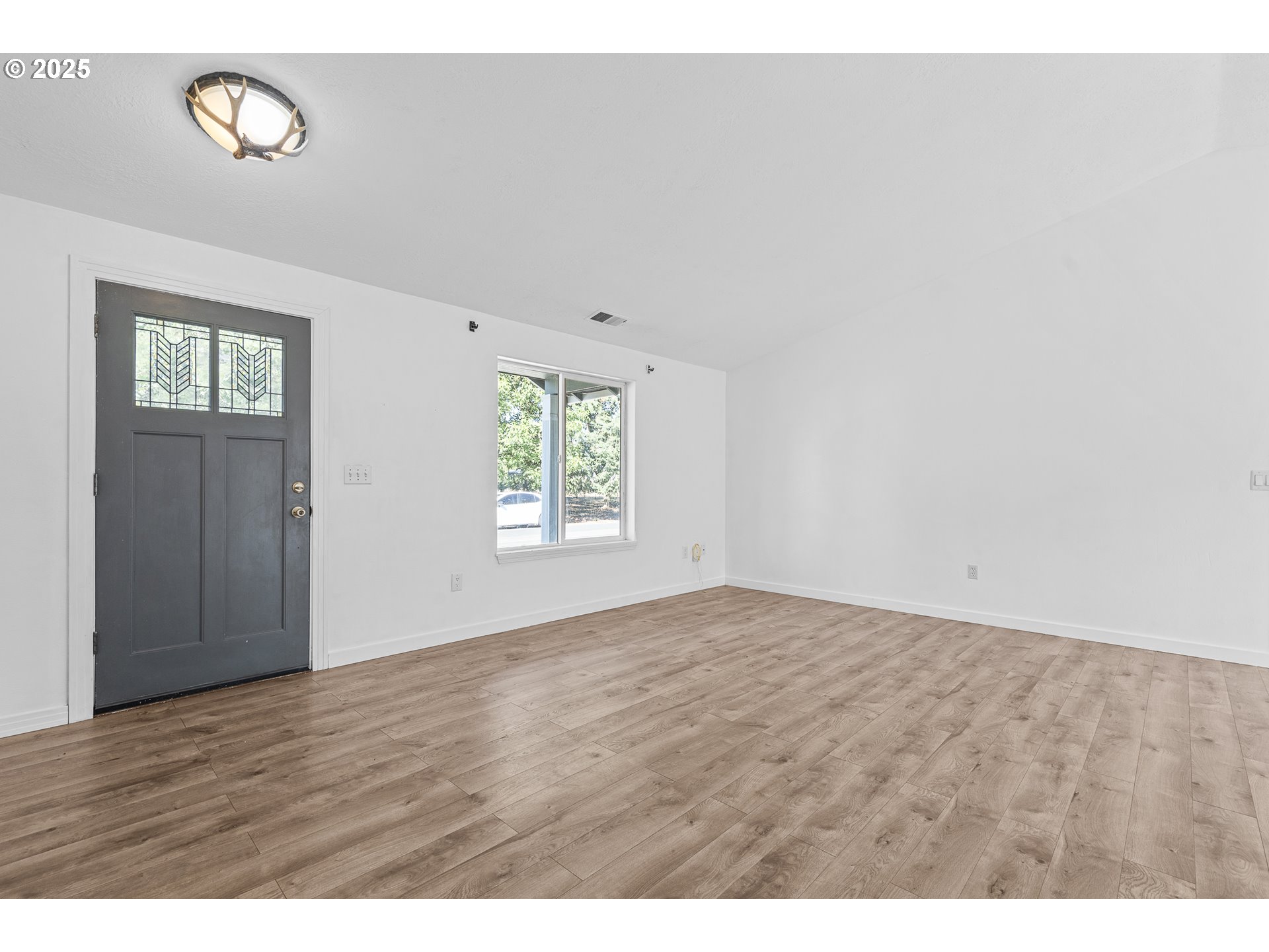 307 FLOWER LN