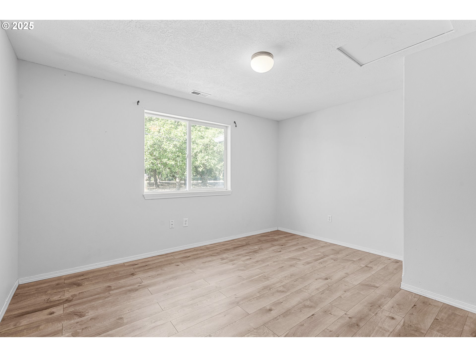 307 FLOWER LN