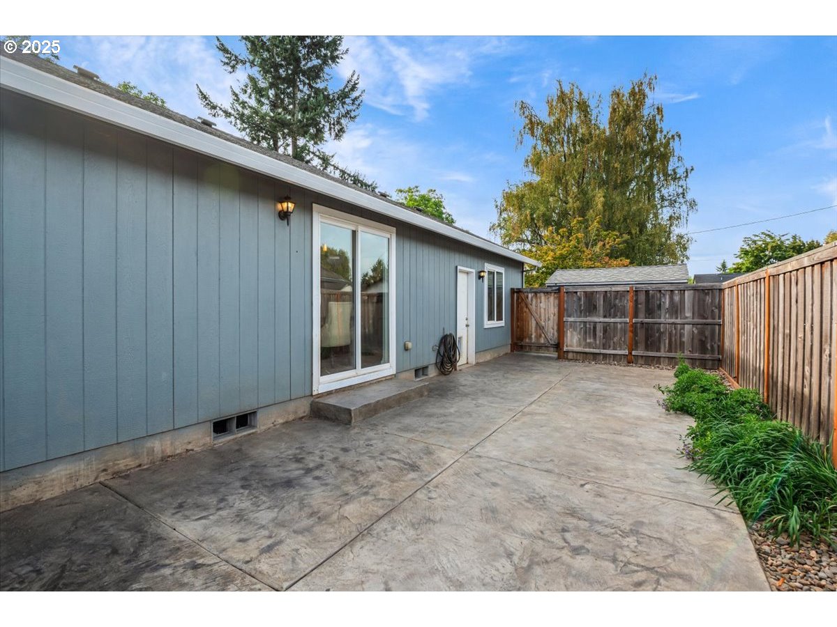 307 FLOWER LN