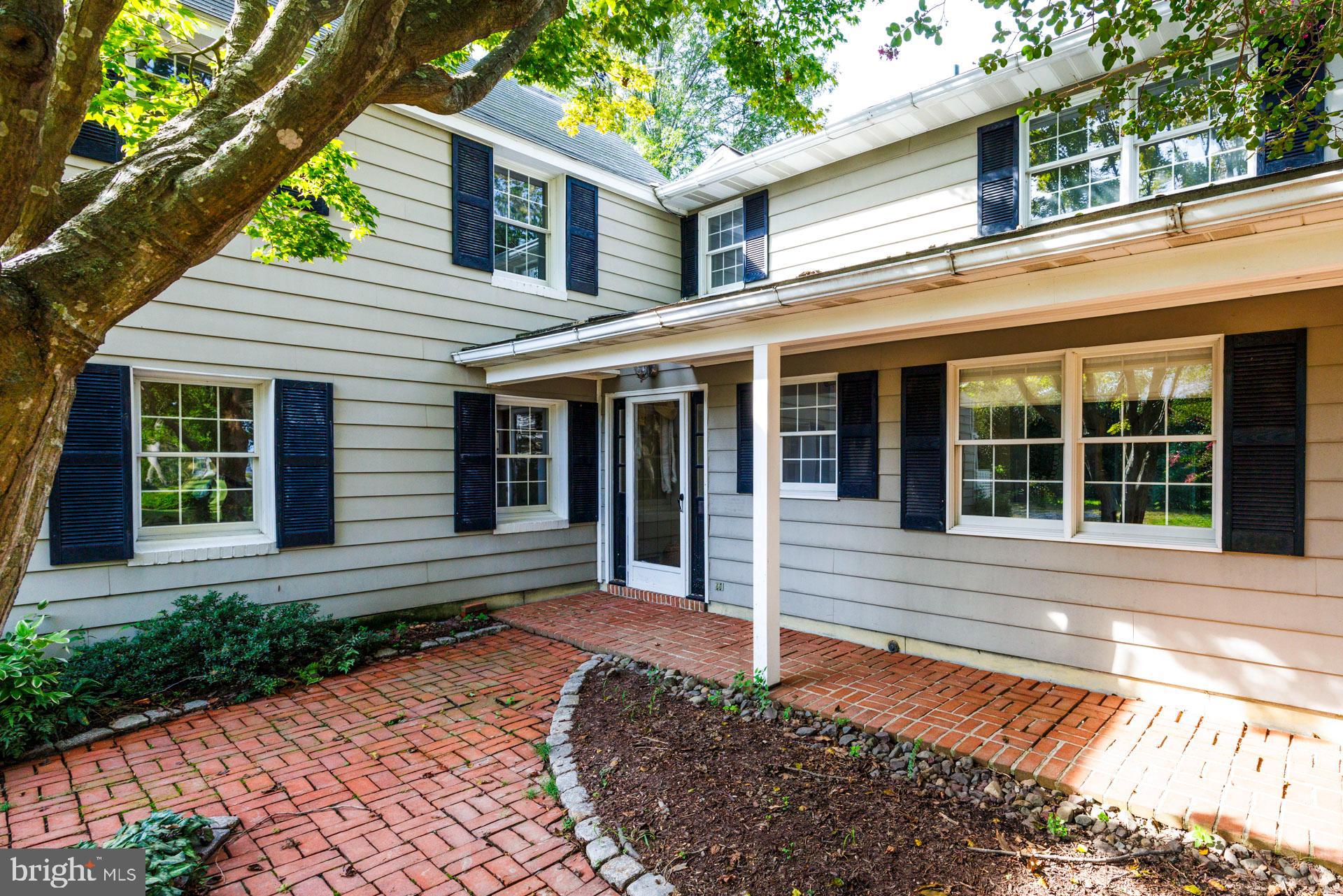 100 Sullivans ALLEY