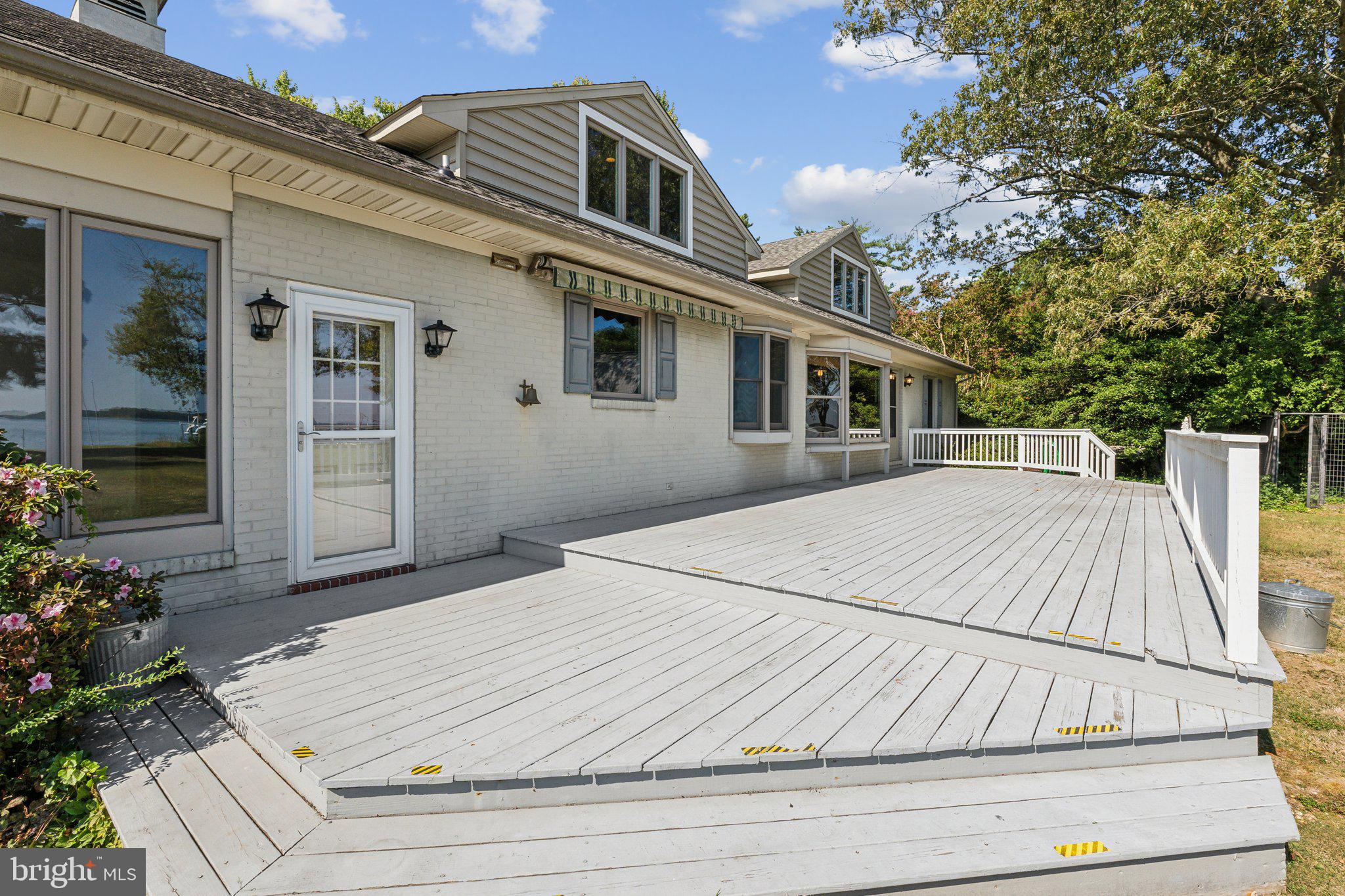 1015 Riverview Terr