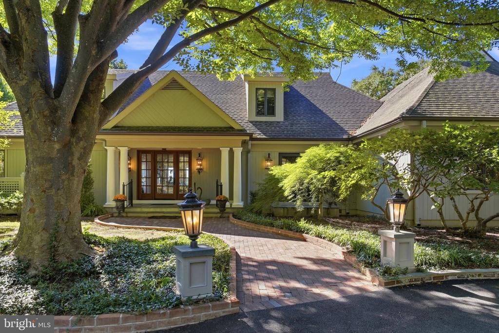 8242 INGLETON CIRCLE