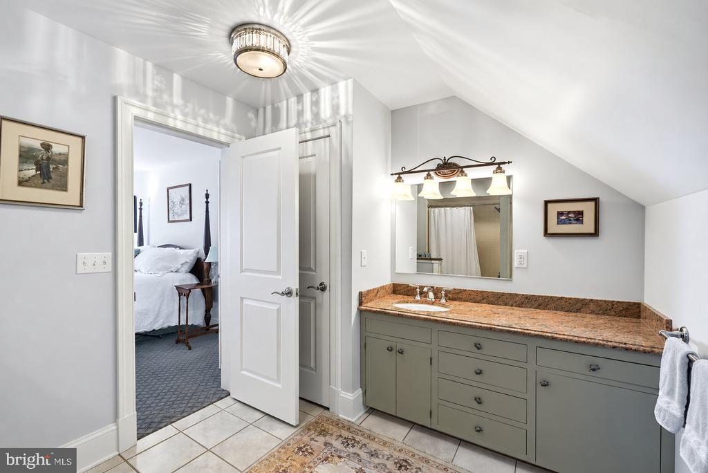 8242 INGLETON CIRCLE