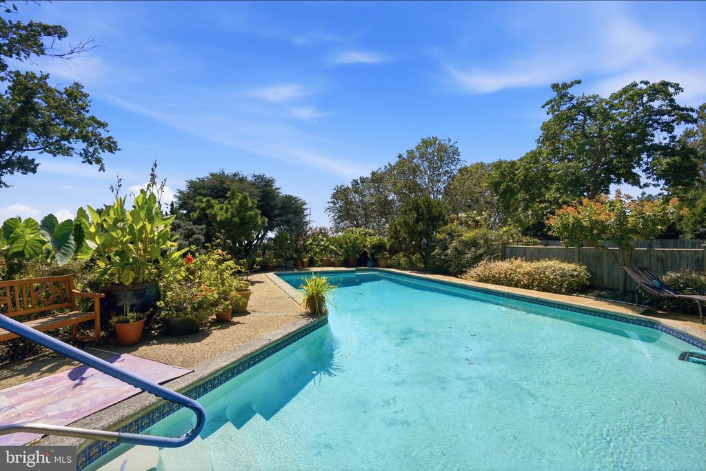8242 INGLETON CIRCLE