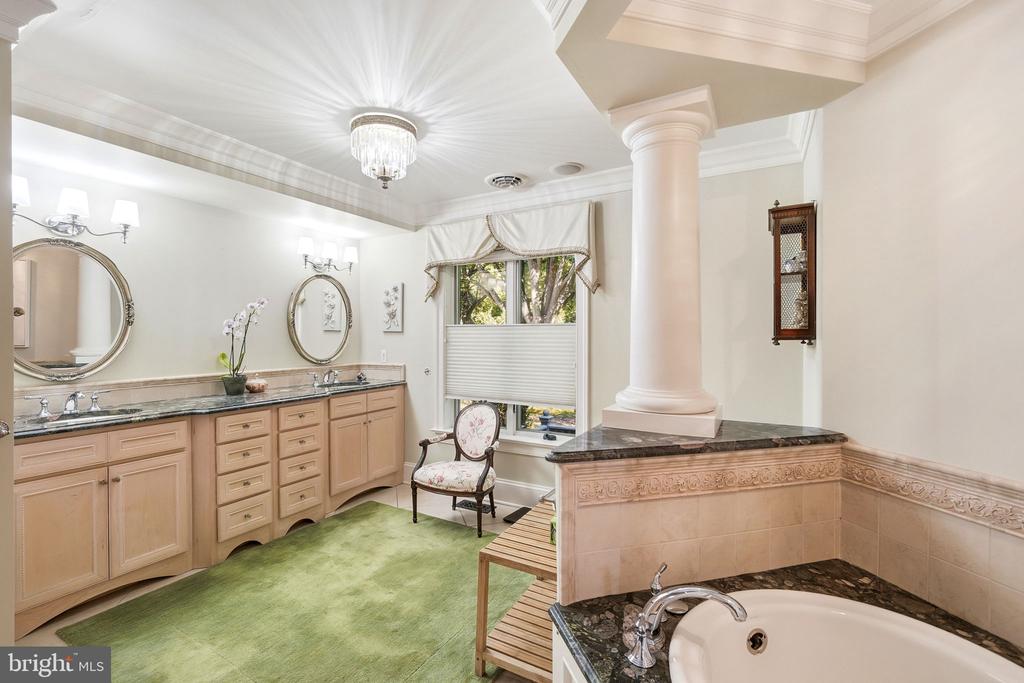 8242 INGLETON CIRCLE
