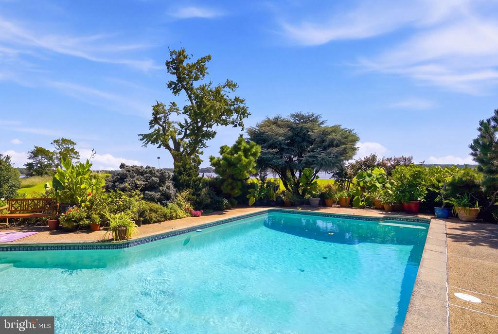 8242 INGLETON CIRCLE