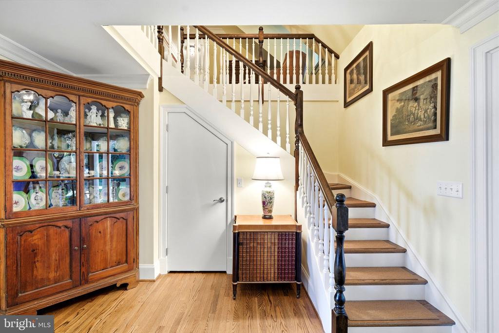 8242 INGLETON CIRCLE