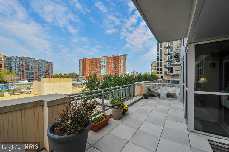 1025 1st St SE #305