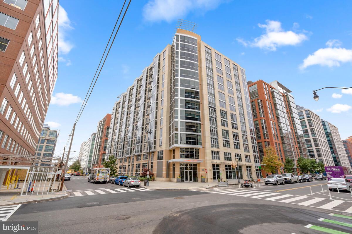 1025 1st St SE #305