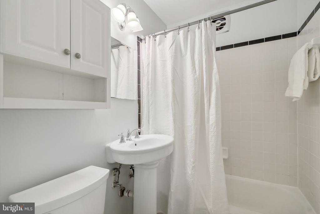4570 MacArthur Blvd NW #209