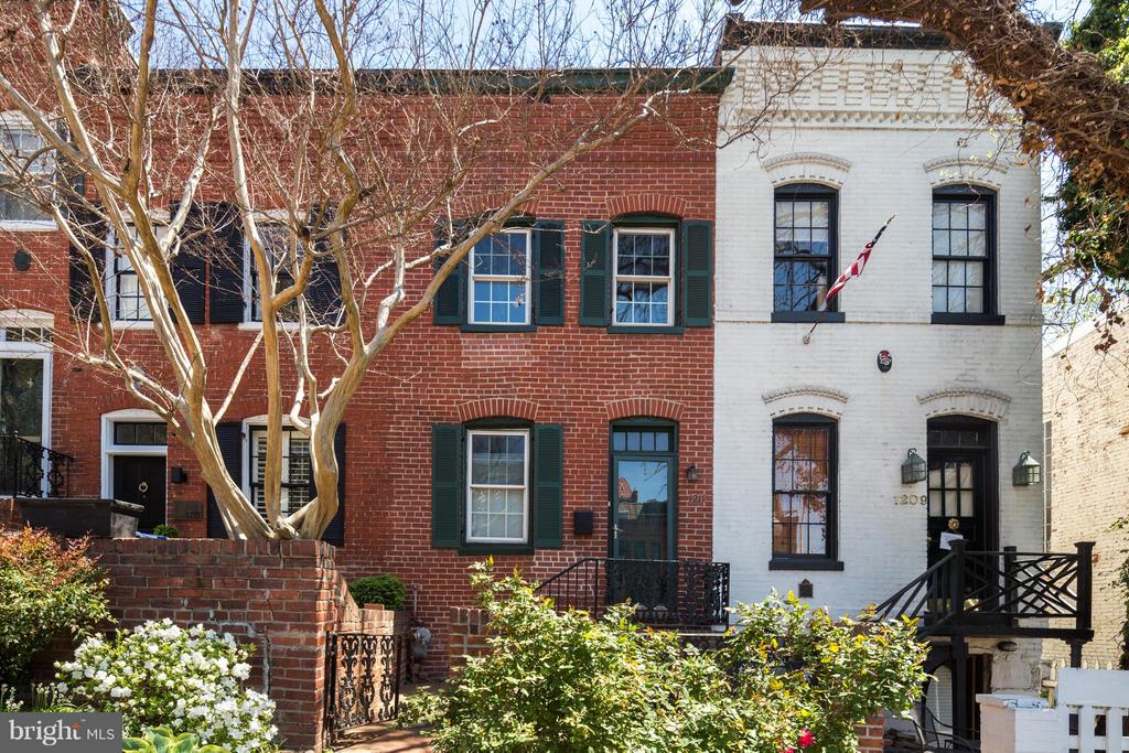 1211 35TH STREET NW