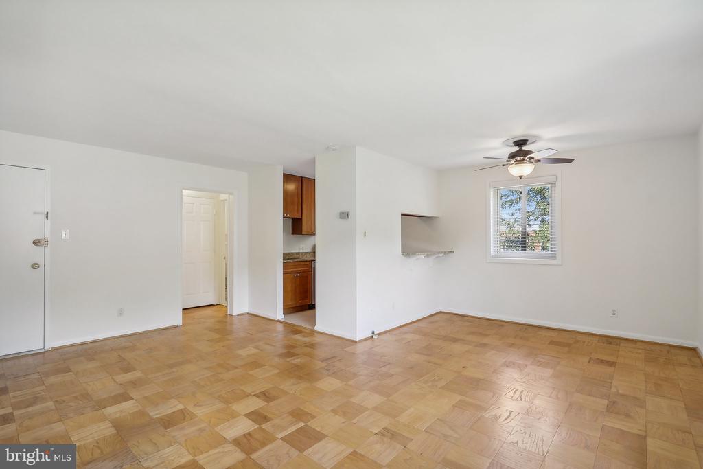 4570 MACARTHUR BLVD NW #209