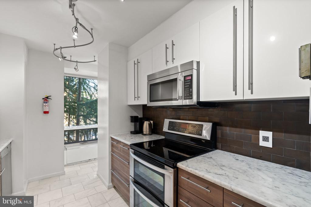 1435 4TH STREET SW B211