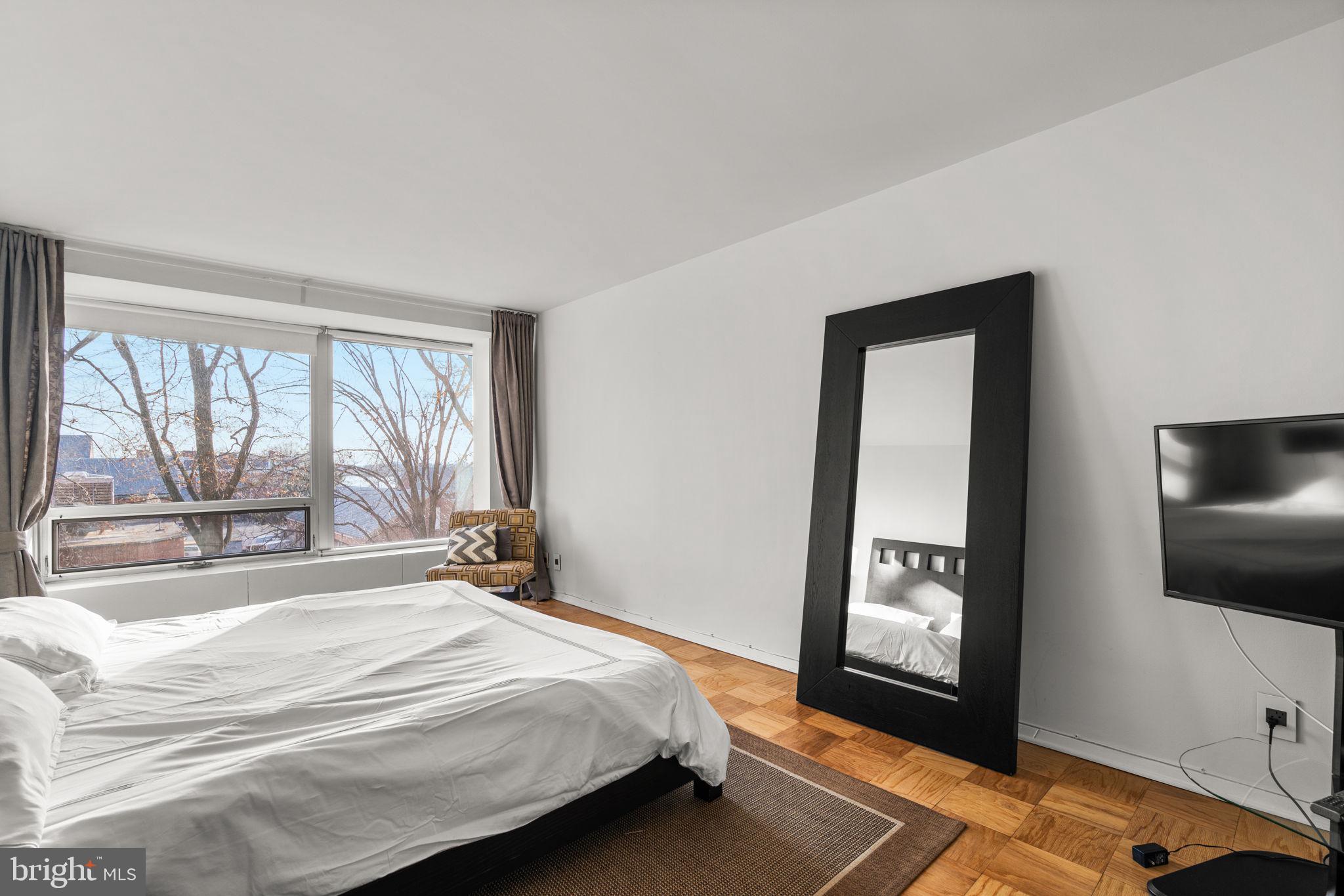 1435 4TH STREET SW B211