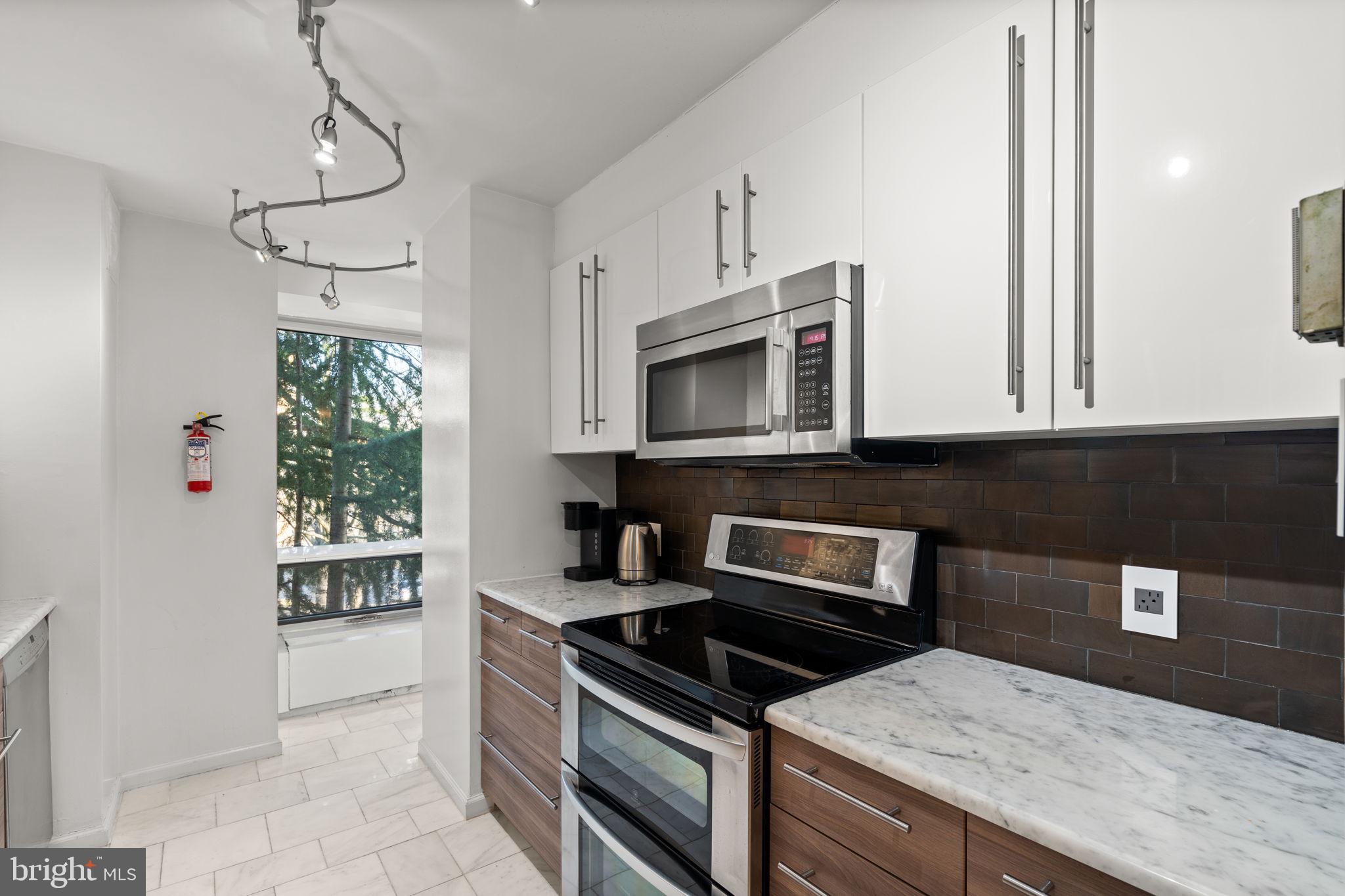 1435 4TH STREET SW B211