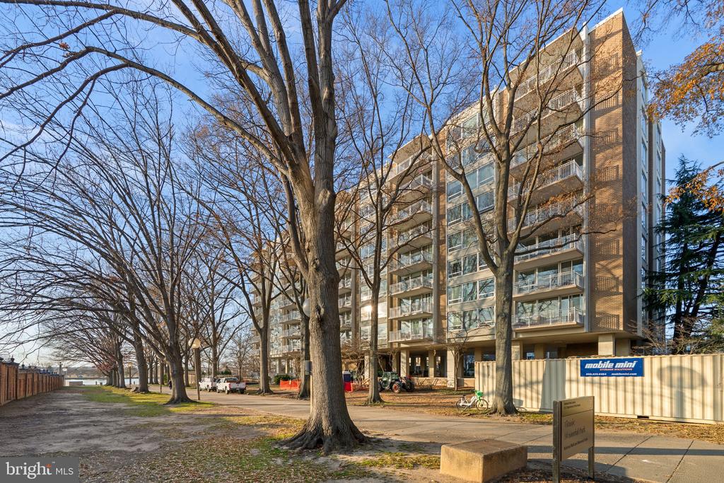 1435 4TH STREET SW B211